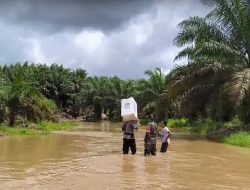 TNI-Polri Kawal Kotak Suara Terjang Banjir Hingga Kubangan Lumpur di Sekadau 