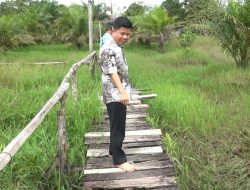 Bupati Sambas Tinjau Lokasi Jembatan Non APBD di Desa Mekar Jaya