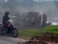 Kecelakaan di Jalan Trans Kalimantan Kubu Raya, Truk Material Terguling