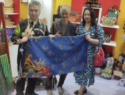 Pejabat Sarawak Tertarik Kain Lukisan Prada di Stand Pontianak Inacraft