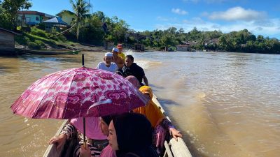 Masyarakat Desa Menukung Melawi Gunakan Motor Air Saat Berlebaran