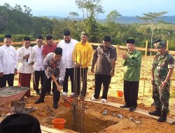 Pj Bupati Sanggau Lakukan Peletakan Batu Pertama Pembangunan Mushola MABM
