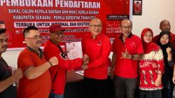Musa, Legislator PDIP Ambil Berkas Pendaftaran Balon Kepala Daerah Sekadau