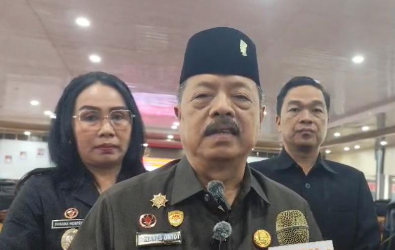 Bupati Yohanes Ontot didampingi Wakil Bupati Sanggau Susana Herpena dan Wakil Ketua DPRD Sanggau Timotius Yance saat diwawancarai usai Rapat di DPRD Sanggau.SUARAKALBAR.CO.ID/Istimewa
