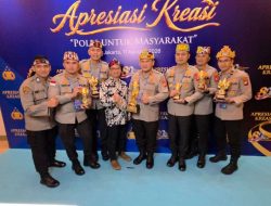 Kapolres Sanggau kedua dari kiri saat menerima trofi
